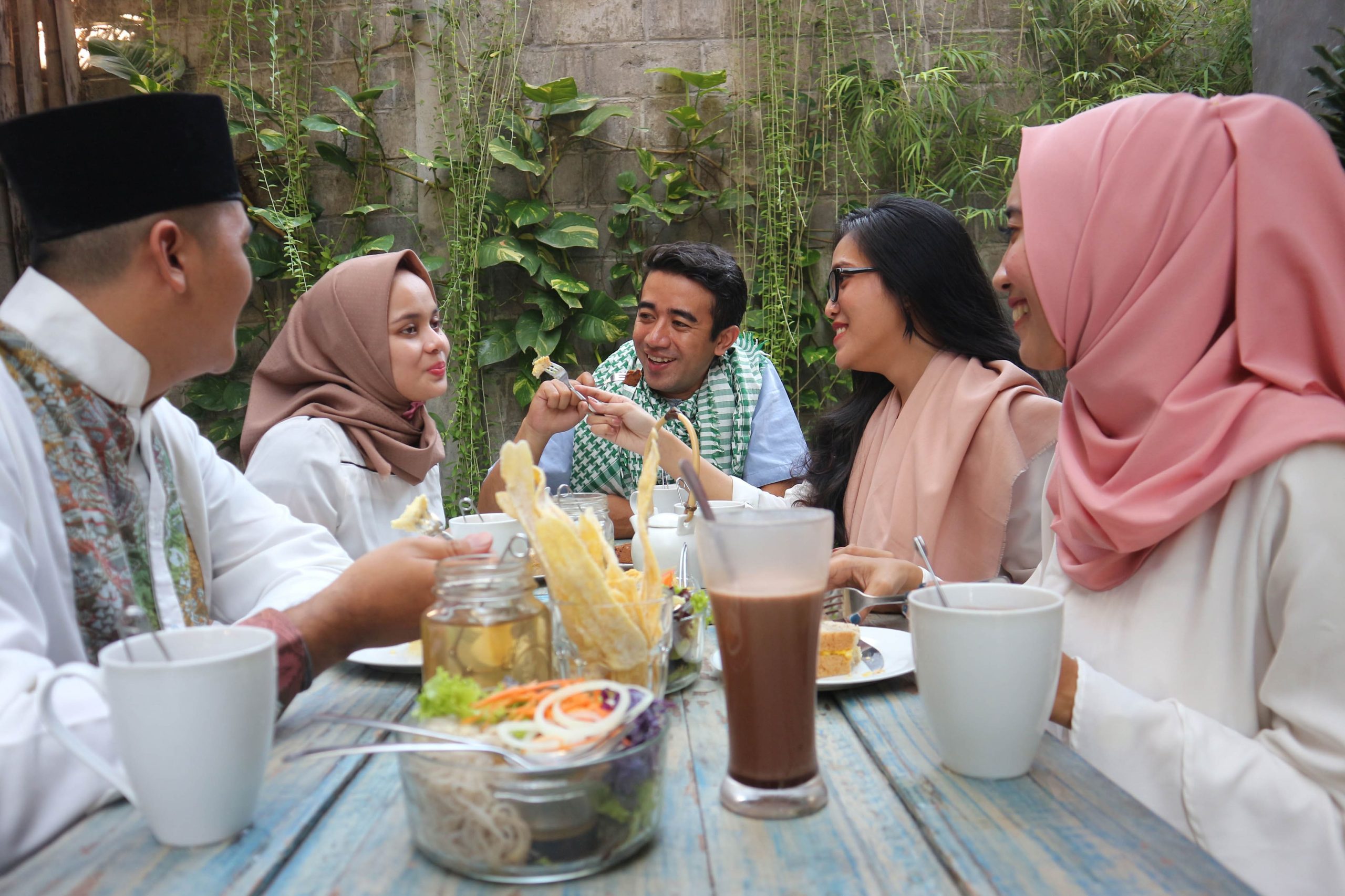 Tujuan Buka Puasa Bersama Source Shutterstock 1 | 15+ Kegiatan Ramadhan Yang Bisa Kamu Lakukan Di Rumah!
